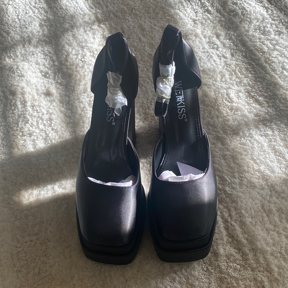 NWT Platform closed toed satin heels - Picture 1 of 6